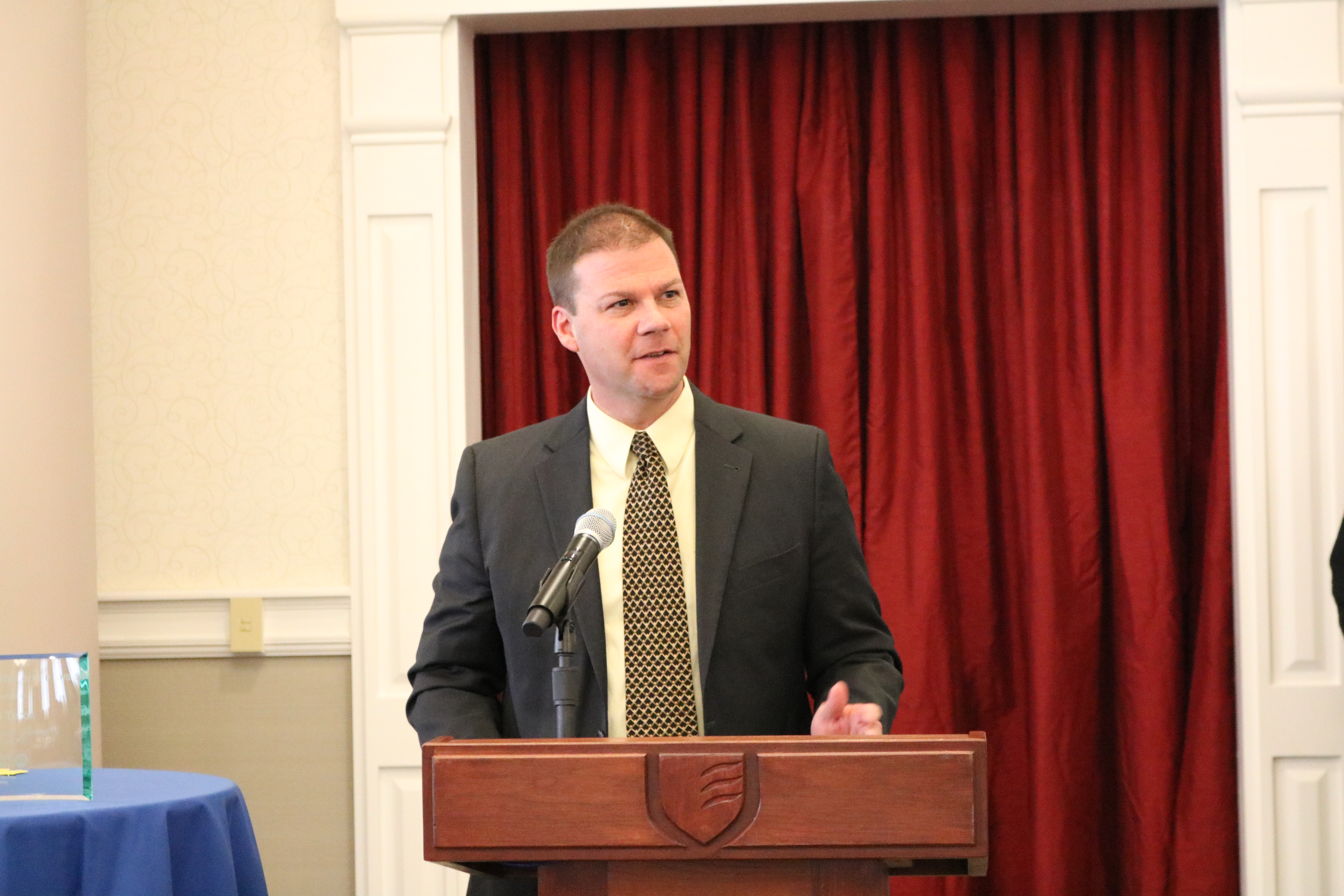 Annual Luncheon 2019 - Outgoing President Larry Connelly Welcomes Attendees